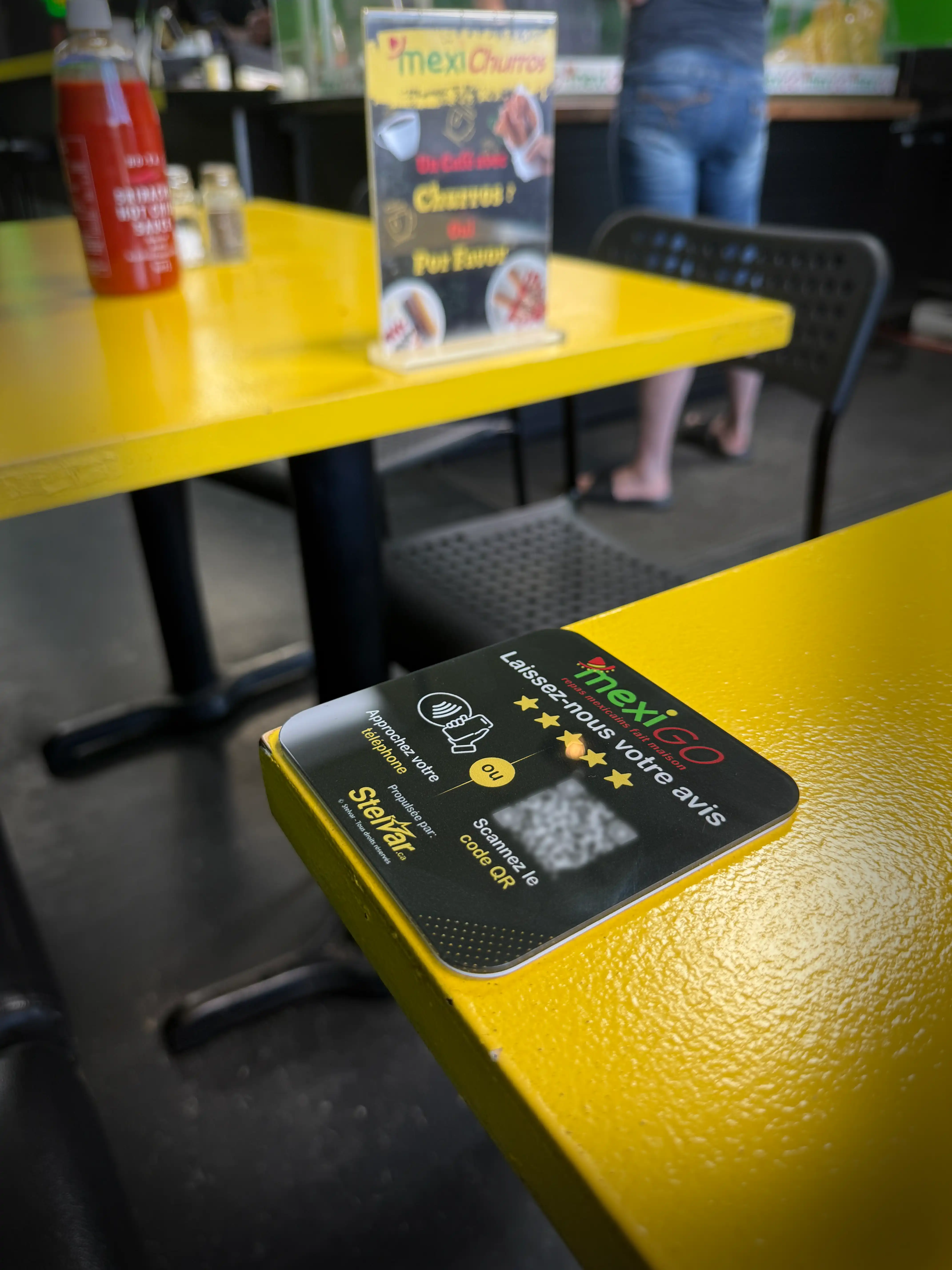 Plaque NFC Stelvar posée en vue dans un commerce