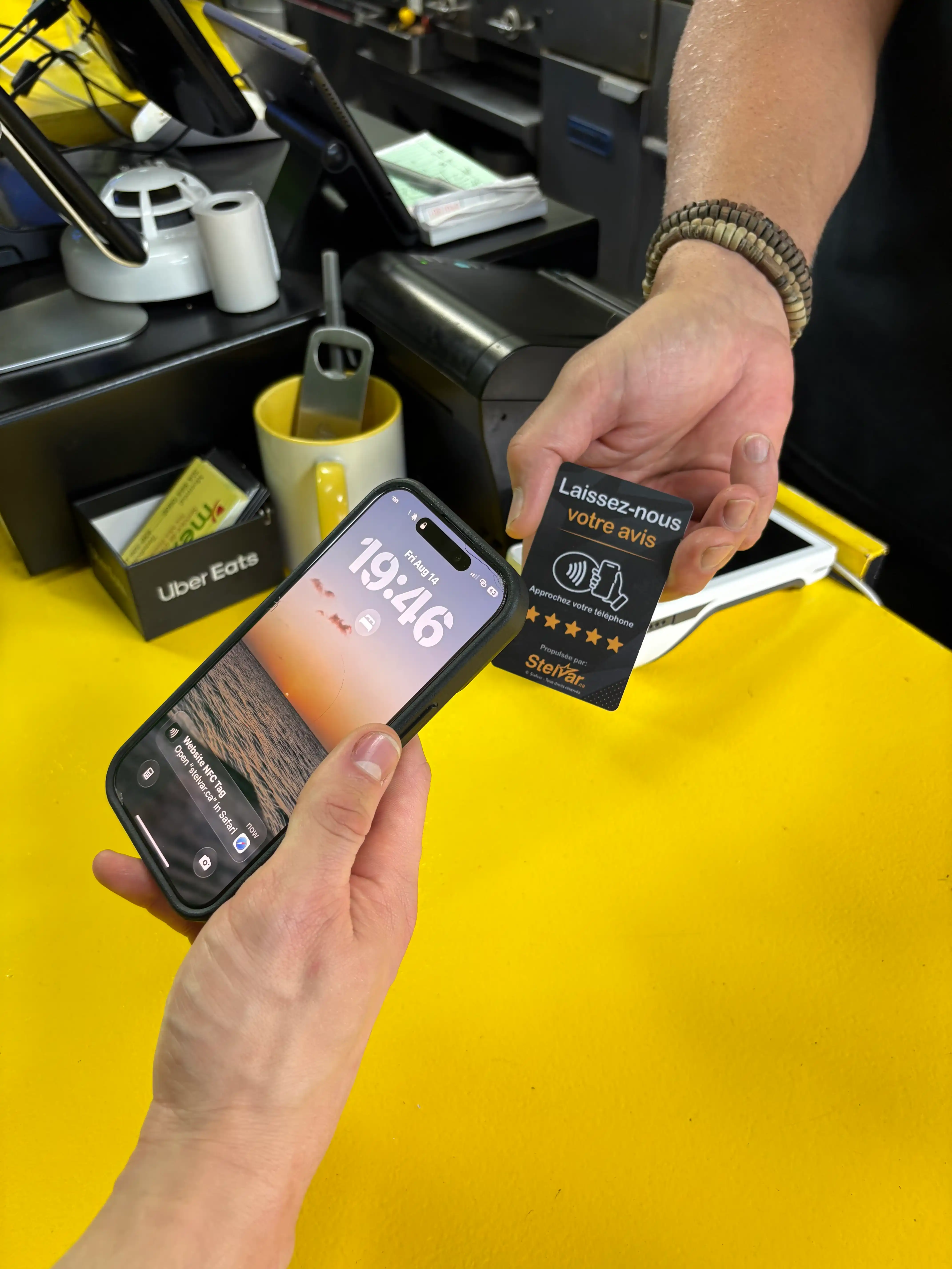 Carte NFC Stelvar posée sur un comptoir de commerce